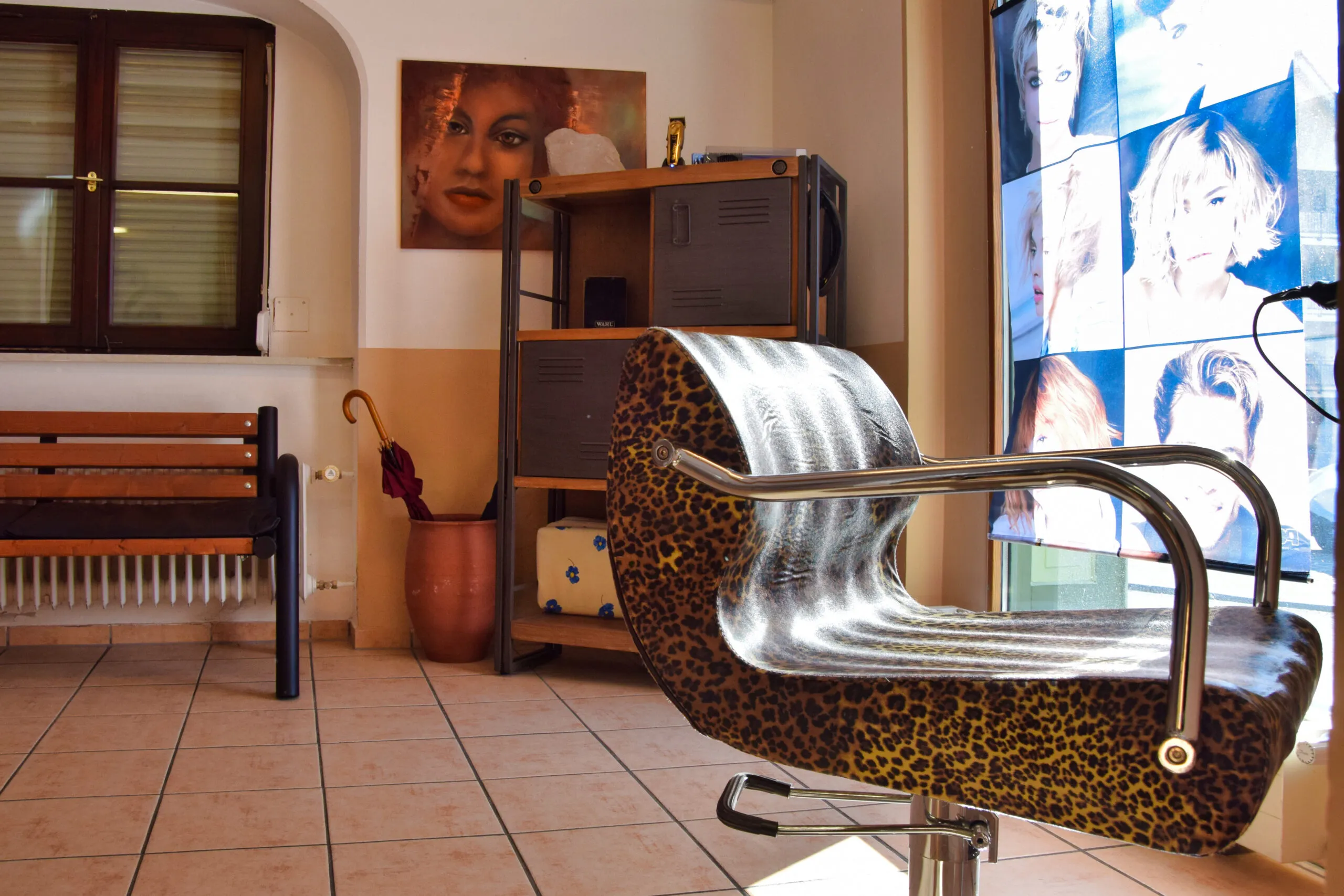Friseursalon PE Innenaufnahme 2 Foto von Stuhl
