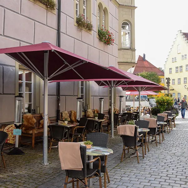 Hinderofencafe Wangen Außenaufnahme Stühle