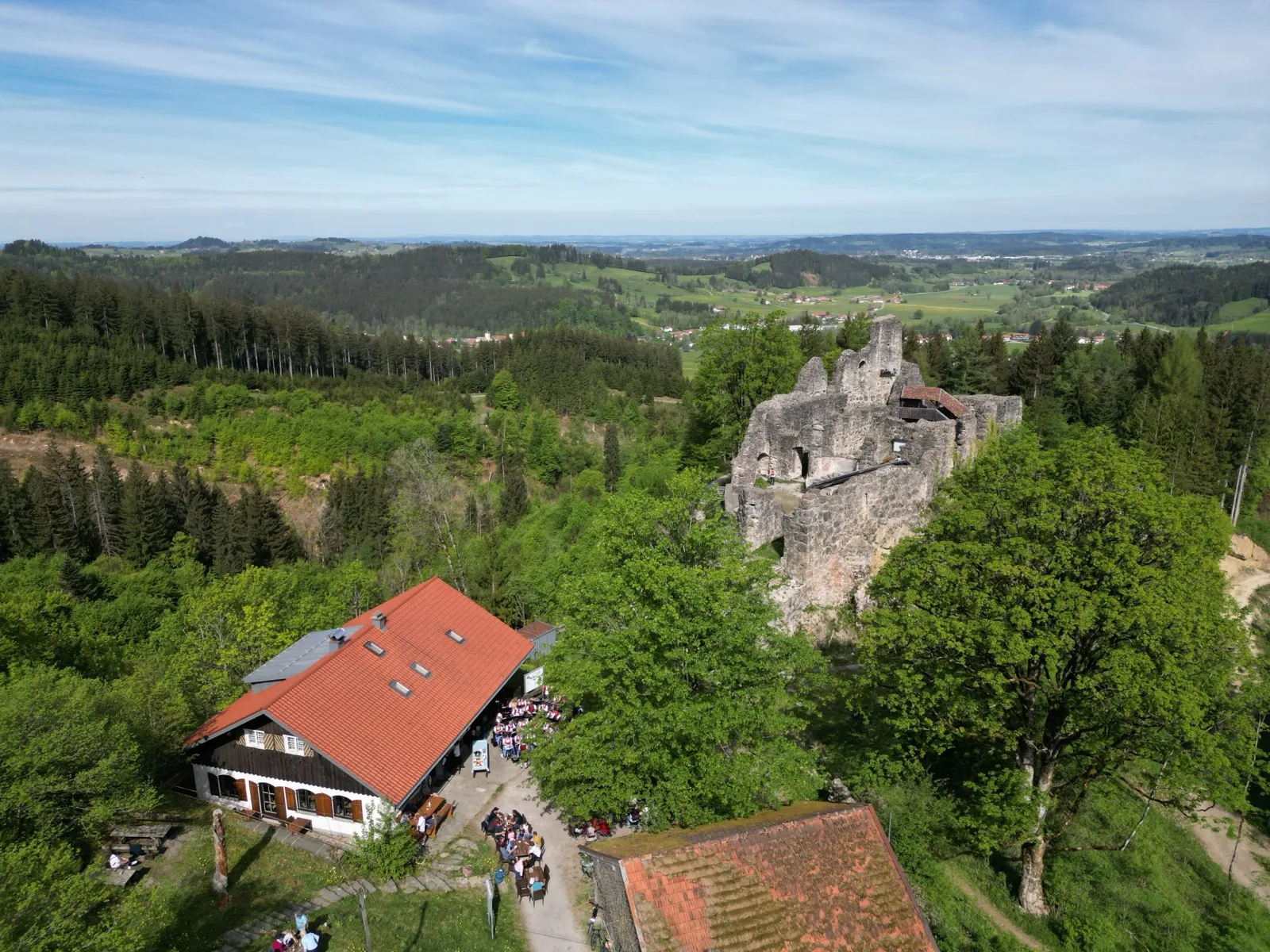 Burggaststätte Alttrauchburg von außen mit Biergarten